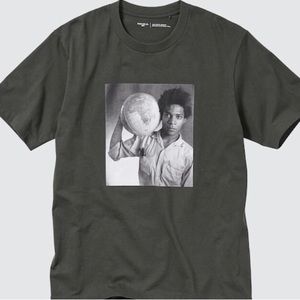 Uniqlo PEACE FOR ALL GRAPHIC T-SHIRT Size Medium NWOT UNISEX